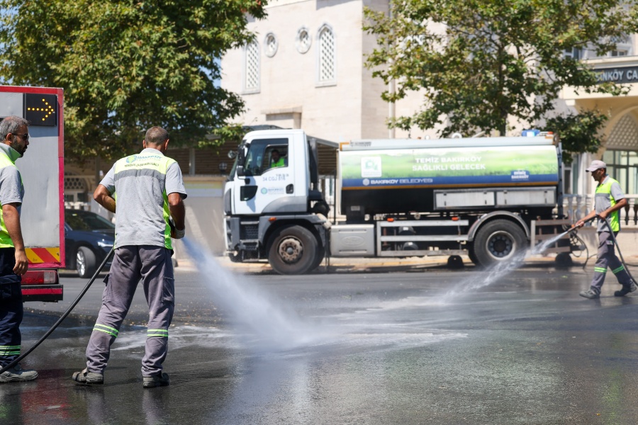 BAKIRKÖY BELEDİYESİ’NDEN TEMİZLİK SEFERBERLİĞİ