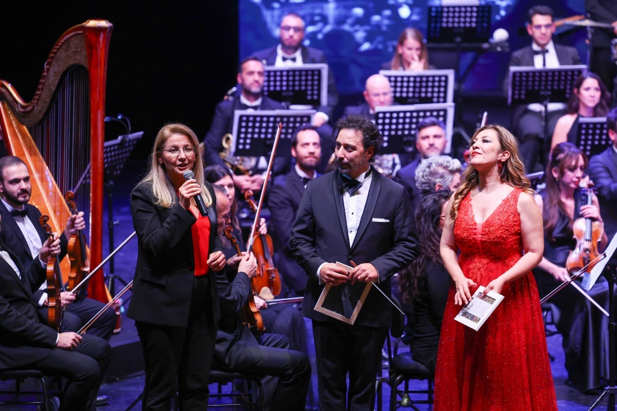 EFSANE SOPRANO LEYLA GENCER BAKIRKÖY’DE ANILDI