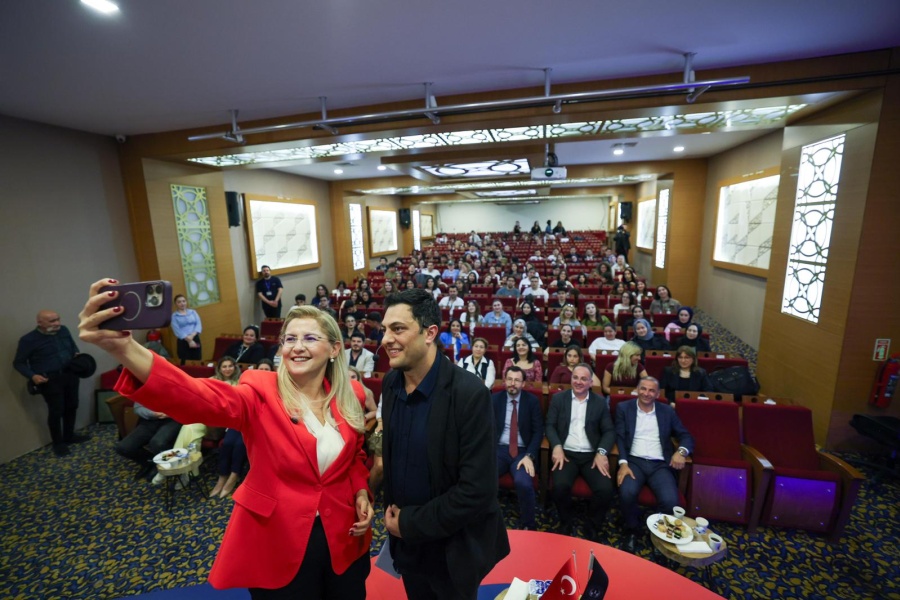 BAŞKAN OVALIOĞLU ÜNİVERSİTELİLERLE BULUŞTU