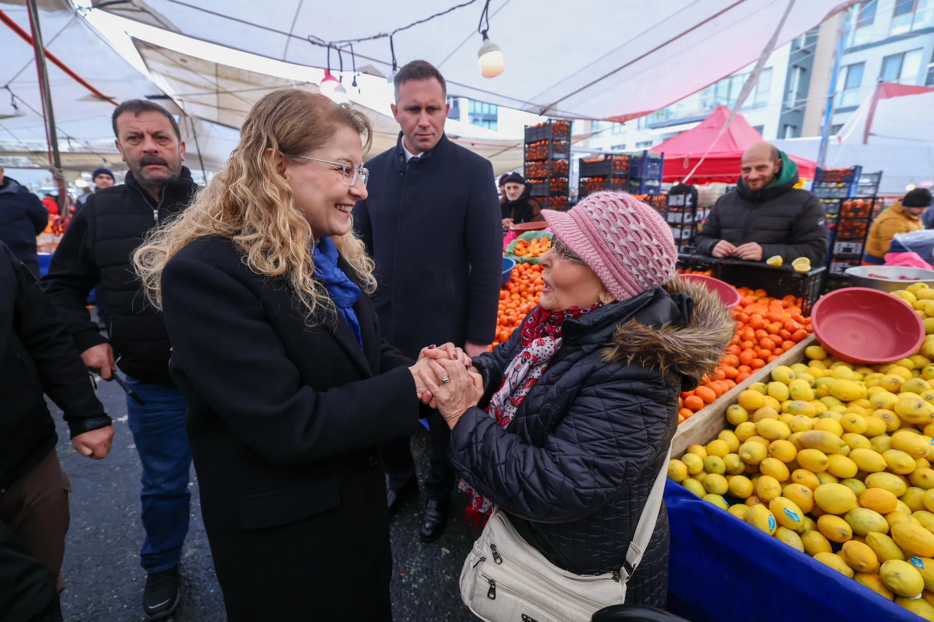 BAŞKAN OVALIOĞLU PAZAR ESNAFINI ZİYARET ETTİ