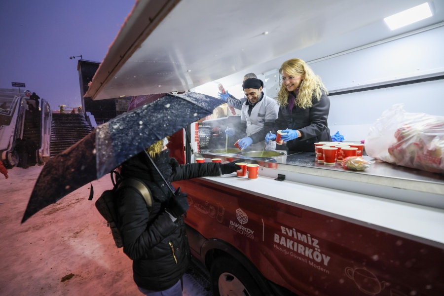 BAŞKAN OVALIOĞLU’NDAN KARDA SICAK ÇORBA İKRAMI