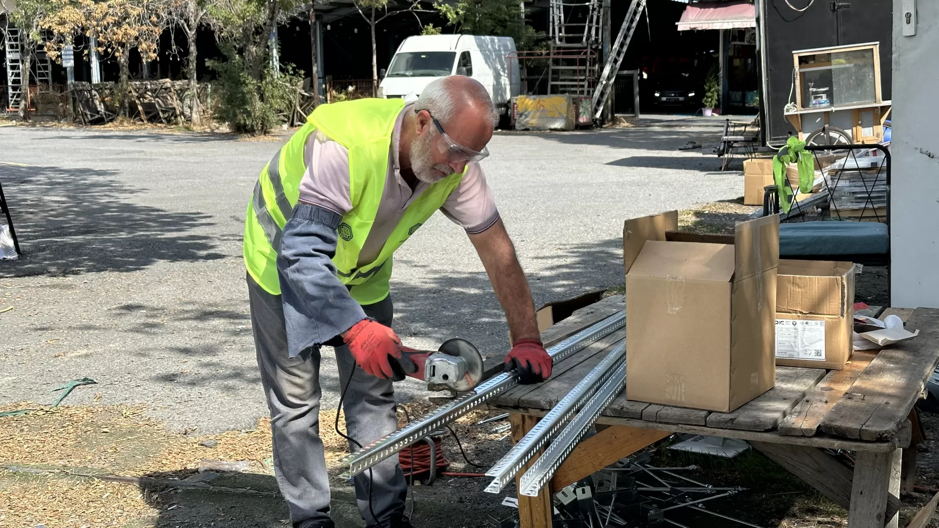 ESNAFIN ÇİLESİ SONA ERDİ: YEŞİLKÖY PAZARI’NA MODERN ELEKTRİK TESİSATI