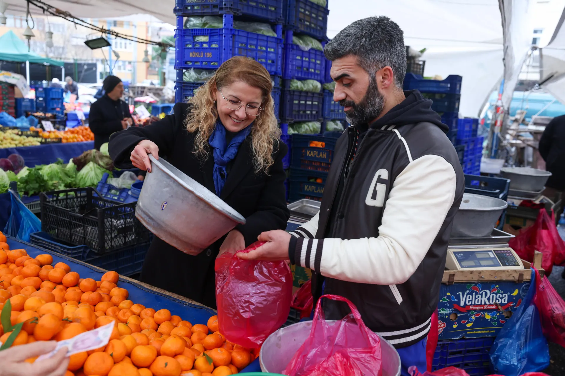 BAŞKAN OVALIOĞLU PAZAR ESNAFINI ZİYARET ETTİ