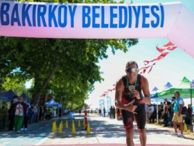 FLORYA SAHİLİ’NDE NEFES KESEN TRİATLON HEYECANI