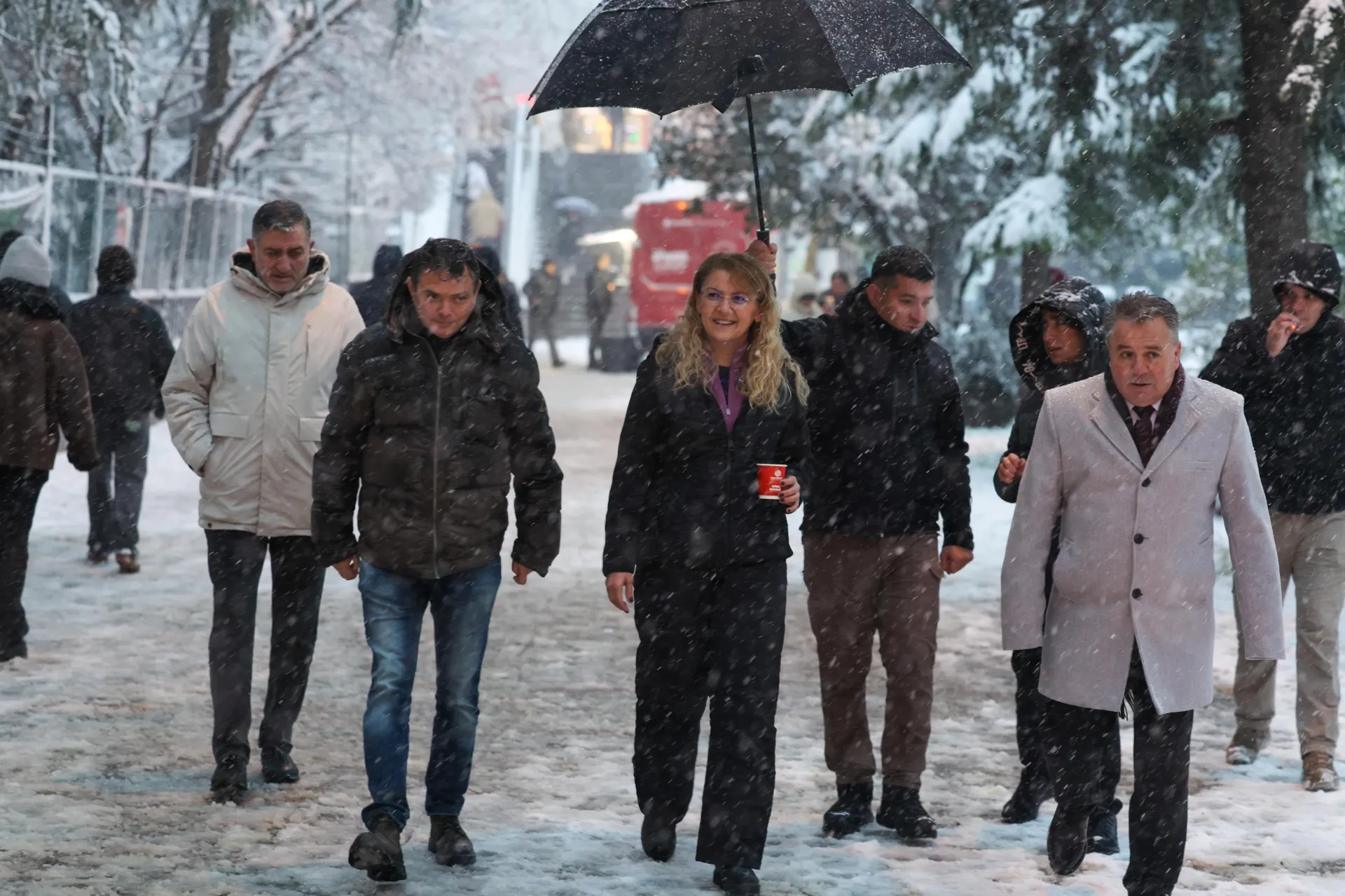 BAŞKAN OVALIOĞLU’NDAN KARDA SICAK ÇORBA İKRAMI