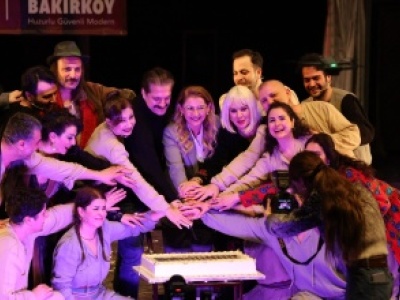 DÜNYA TİYATRO GÜNÜNDE SAHNE ÇİÇEK BAHÇESİNE DÖNDÜ