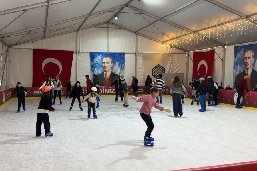 YARIYIL TATİLİNİN GÖZDESİ BAKIRKÖY BELEDİYESİ BUZ PİSTİ