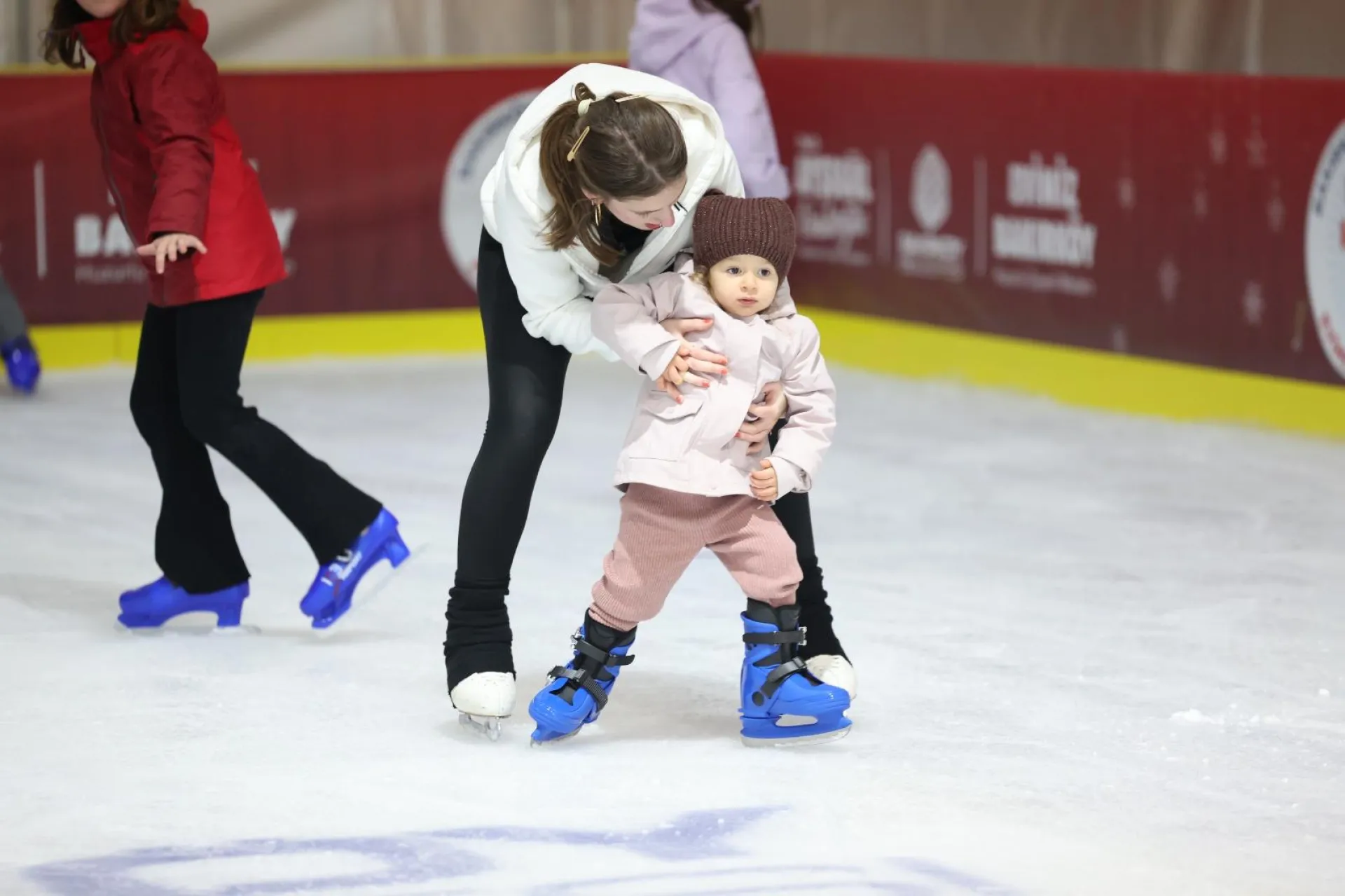 YARIYIL TATİLİNİN GÖZDESİ BAKIRKÖY BELEDİYESİ BUZ PİSTİ