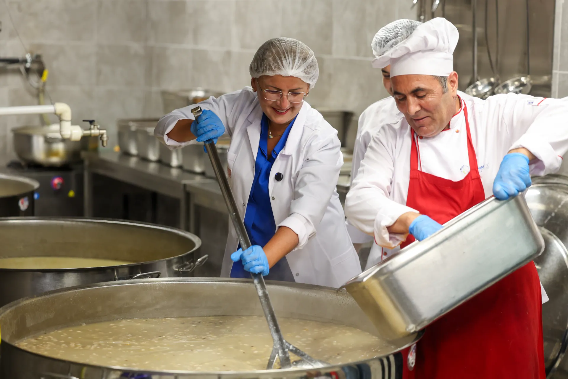 BAKIRKÖY BELEDİYESİ SOSYAL HİZMETLERLE DAYANIŞMAYI BÜYÜTTÜ