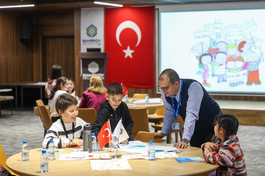 BAKIRKÖY’ÜN MİNİK MECLİS ÜYELERİ “YUVARLAK MASA”DA TOPLANDI