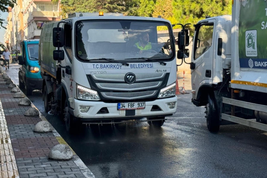 BAKIRKÖY'DE TEMİZLİK SEFERBERLİĞİ SÜRÜYOR