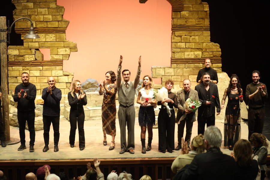 BAKIRKÖY BELEDİYE TİYATROLARI’NDAN “AY TEDİRGİNLİĞİ” GALASI