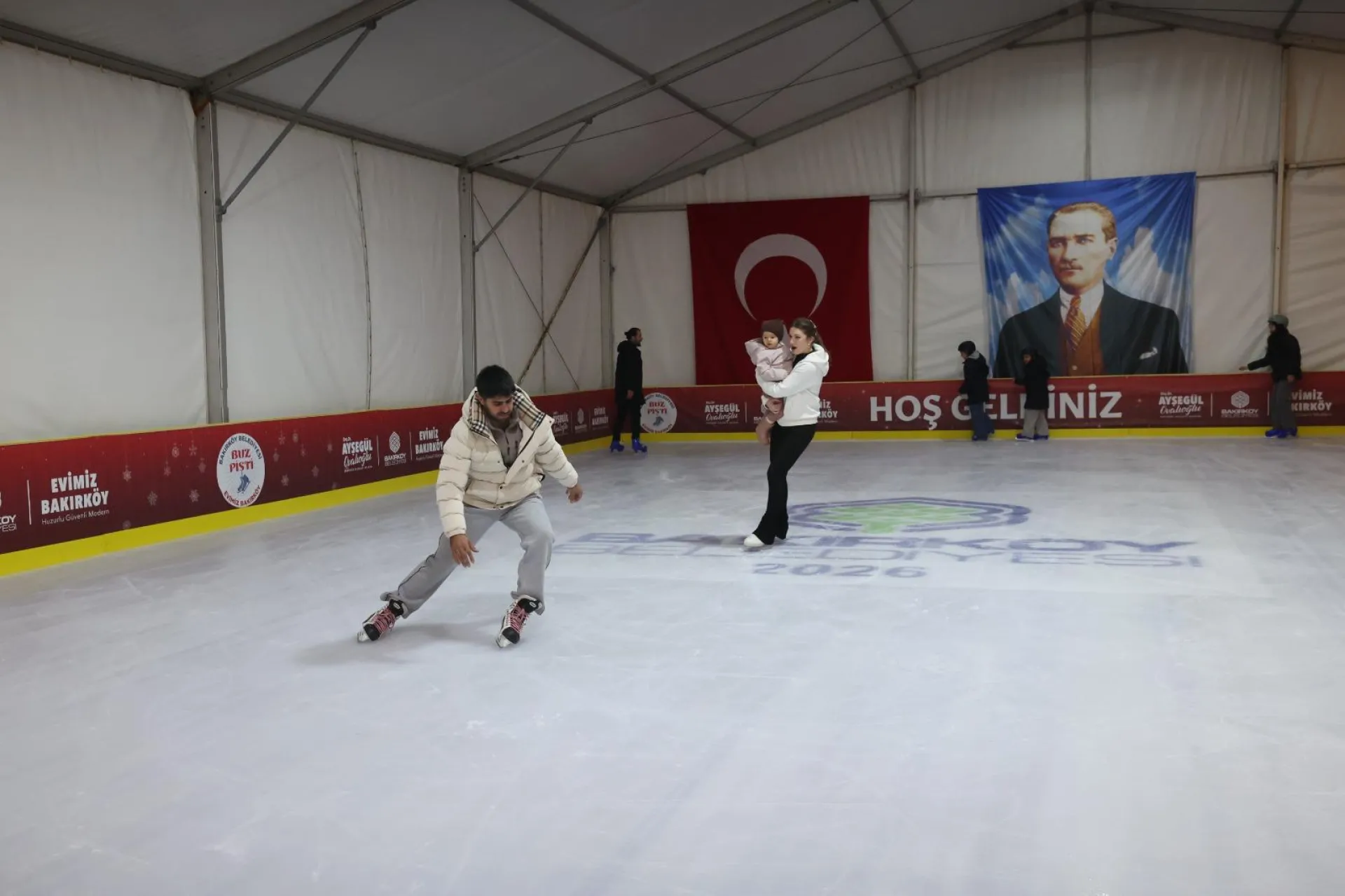 YARIYIL TATİLİNİN GÖZDESİ BAKIRKÖY BELEDİYESİ BUZ PİSTİ