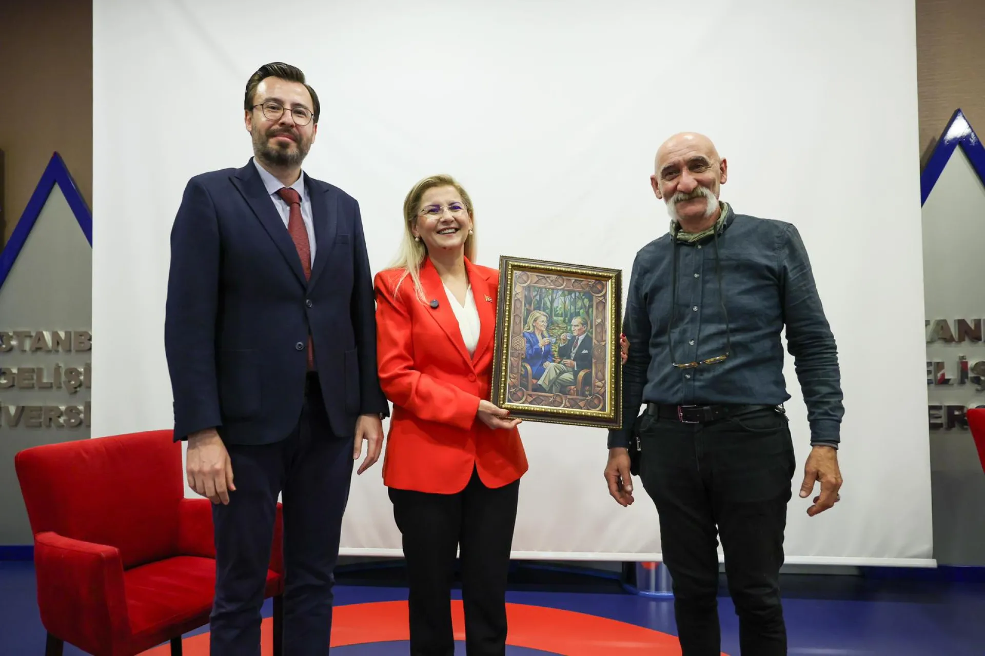 BAŞKAN OVALIOĞLU ÜNİVERSİTELİLERLE BULUŞTU