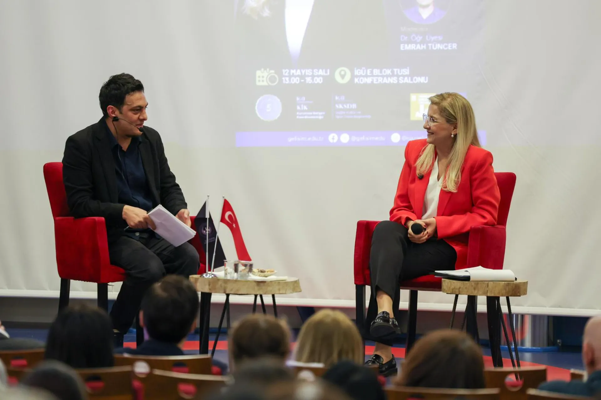 BAŞKAN OVALIOĞLU ÜNİVERSİTELİLERLE BULUŞTU