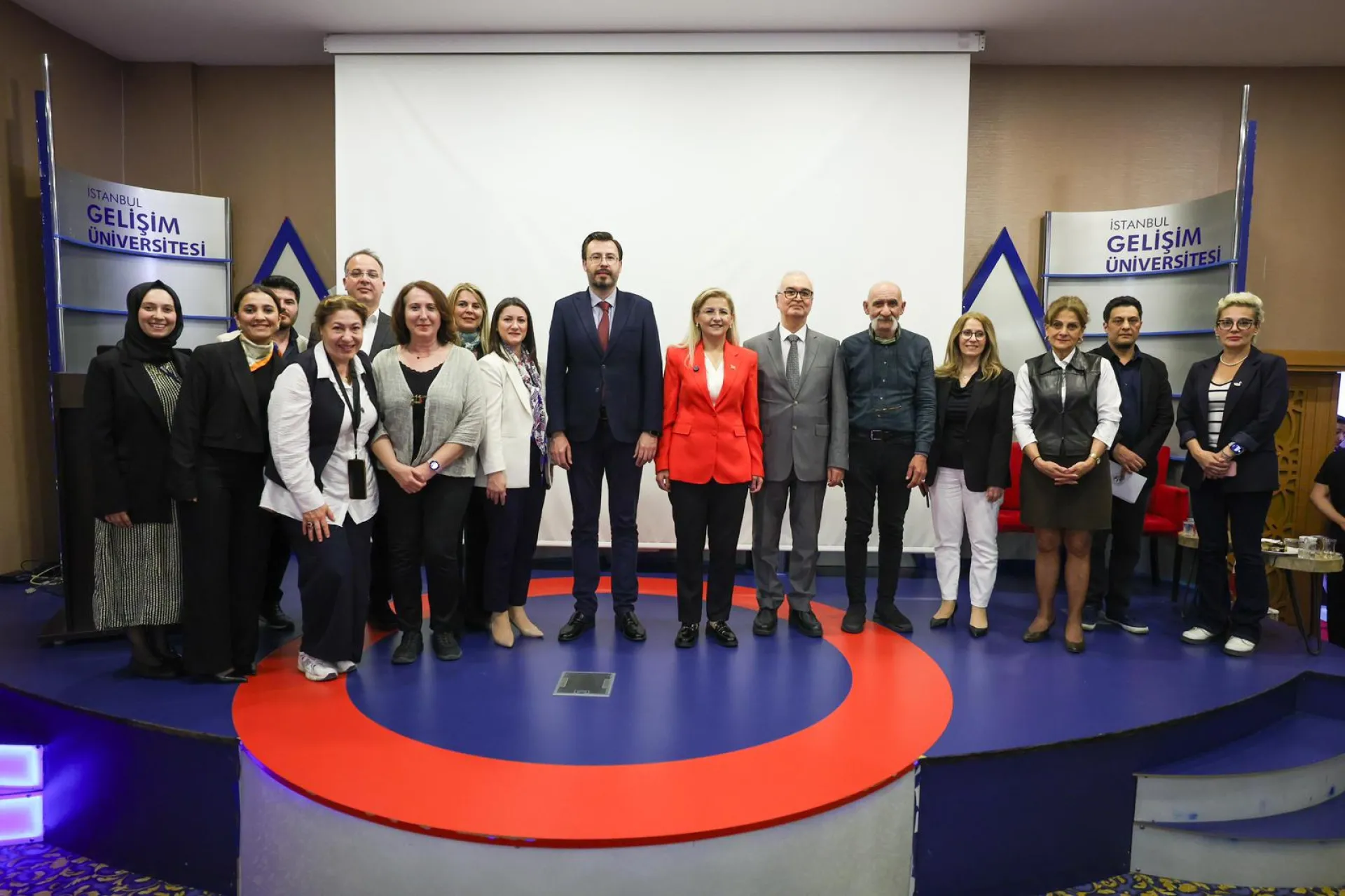 BAŞKAN OVALIOĞLU ÜNİVERSİTELİLERLE BULUŞTU