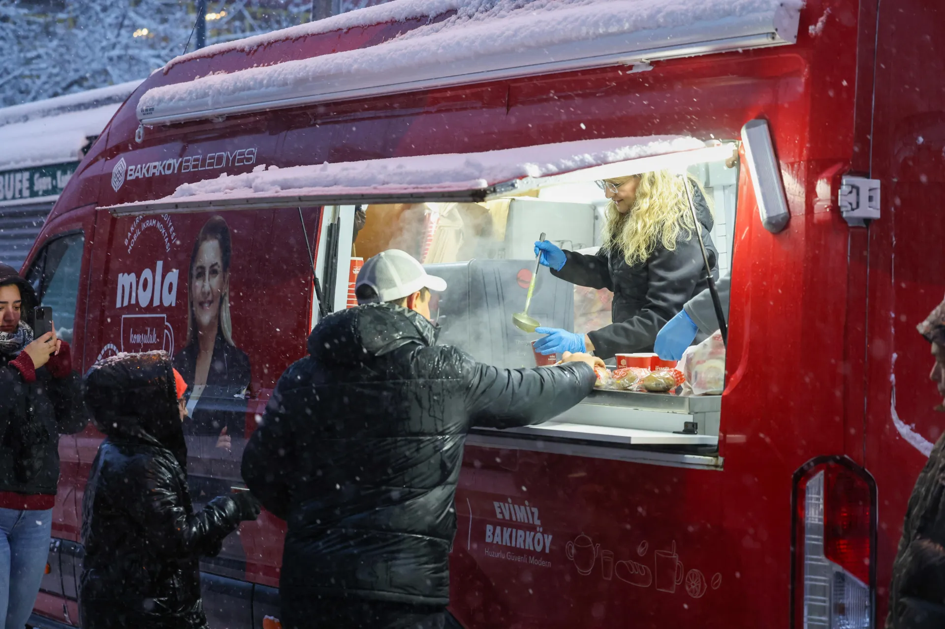 BAŞKAN OVALIOĞLU’NDAN KARDA SICAK ÇORBA İKRAMI
