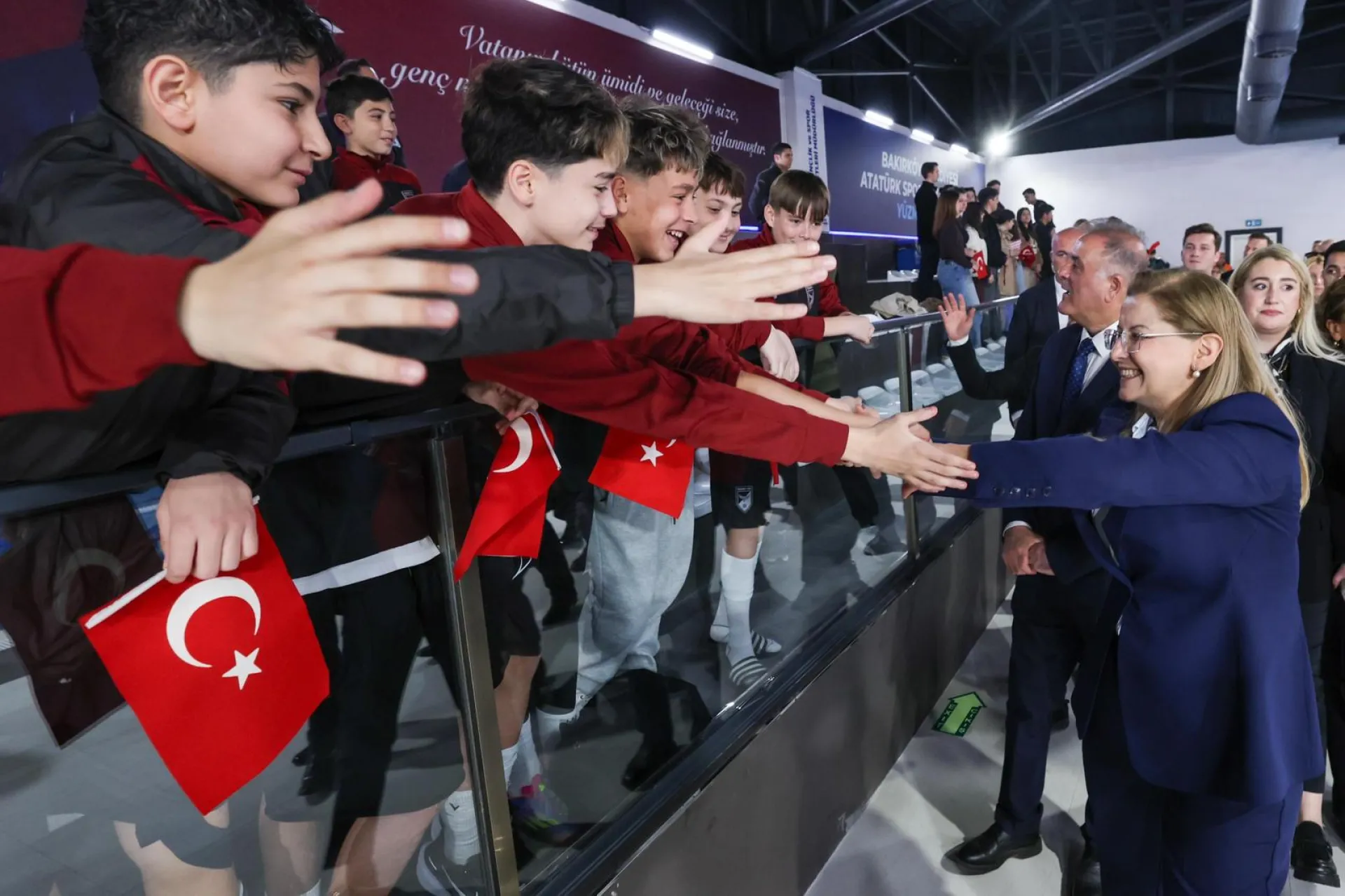BAKIRKÖY BELEDİYESİ YÜZME HAVUZU YENİLENEN YÜZÜYLE AÇILDI