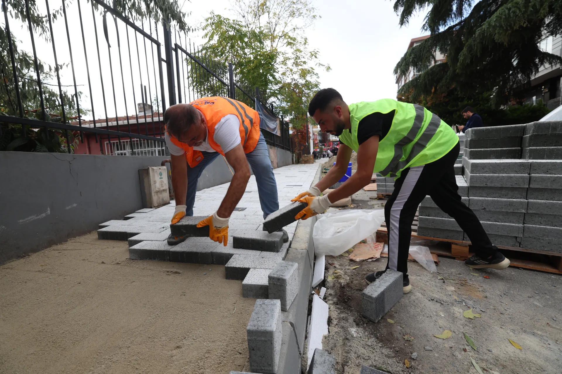 BAKIRKÖY'ÜN YOLLARI YENİLENİYOR, ALTYAPISI GÜÇLENİYOR