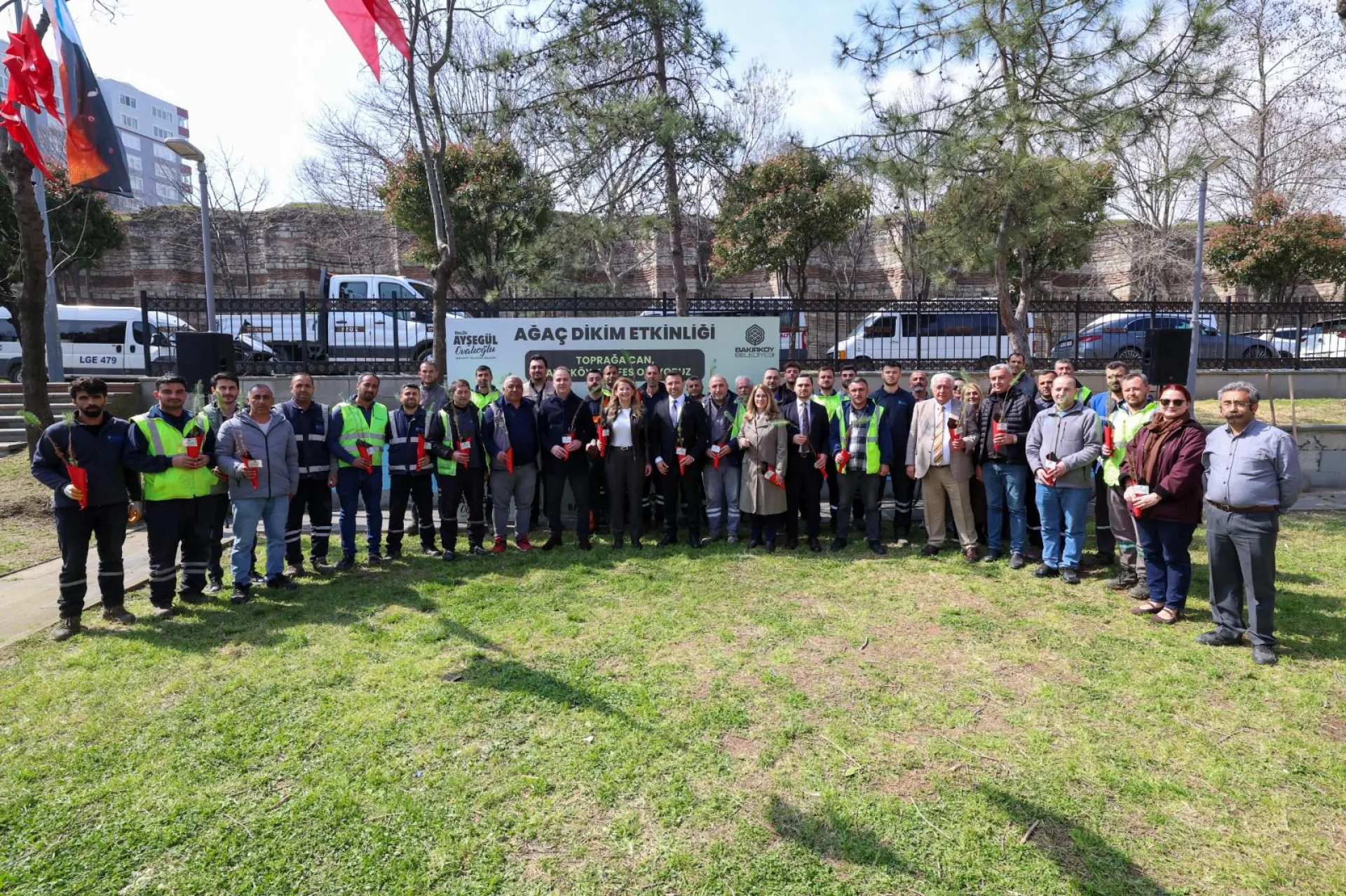 BAKIRKÖY’DE MİNİK ELLER TOPRAĞA CAN VERDİ