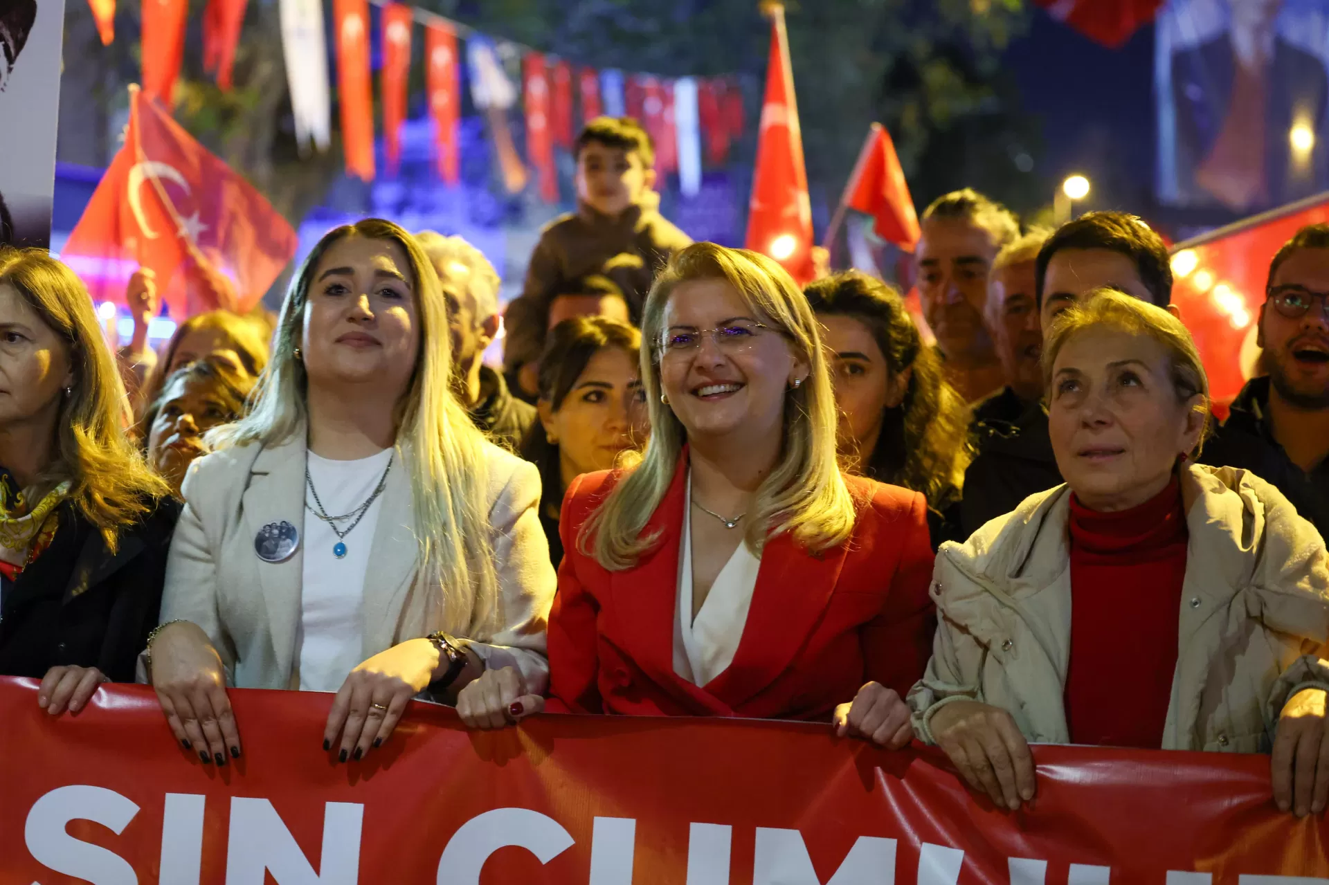 BAKIRKÖY’DE CUMHURİYET COŞKUSU KORAY AVCI KONSERİ İLE TAÇLANDI