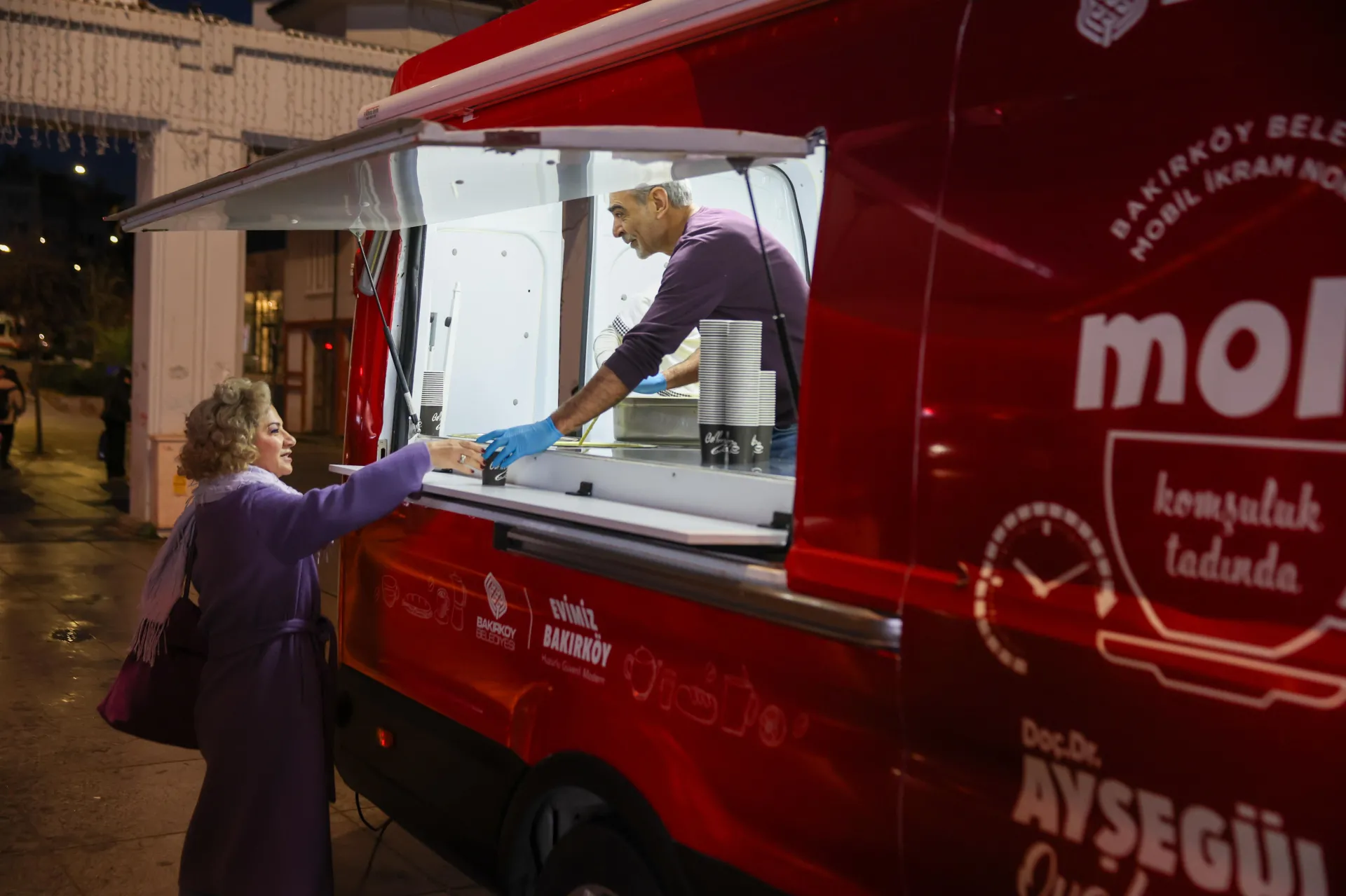 BAKIRKÖY BELEDİYESİ’NDEN SOĞUK SABAHLARDA SICAK İKRAM