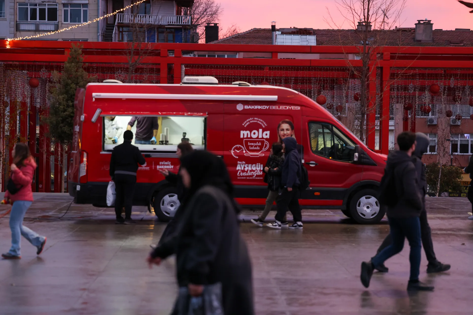 BAKIRKÖY BELEDİYESİ’NDEN SOĞUK SABAHLARDA SICAK İKRAM