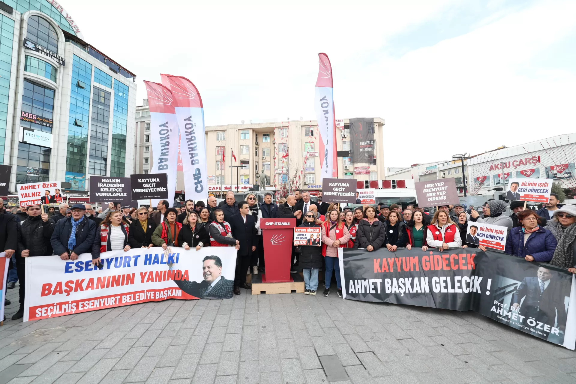 BAŞKAN OVALIOĞLU ESENYURT’TA DEMOKRASİ NÖBETİ TUTTU