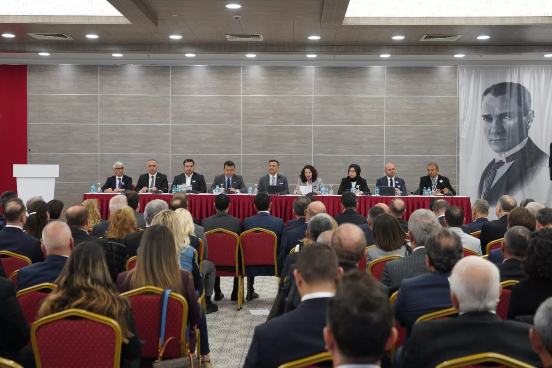 BAŞKAN OVALIOĞLU 25 BELEDİYE BAŞKANI ADINA KONUŞTU: İKTİDAR YÜRÜYÜŞÜMÜZDEN GERİ ADIM ATMAYACAĞIZ