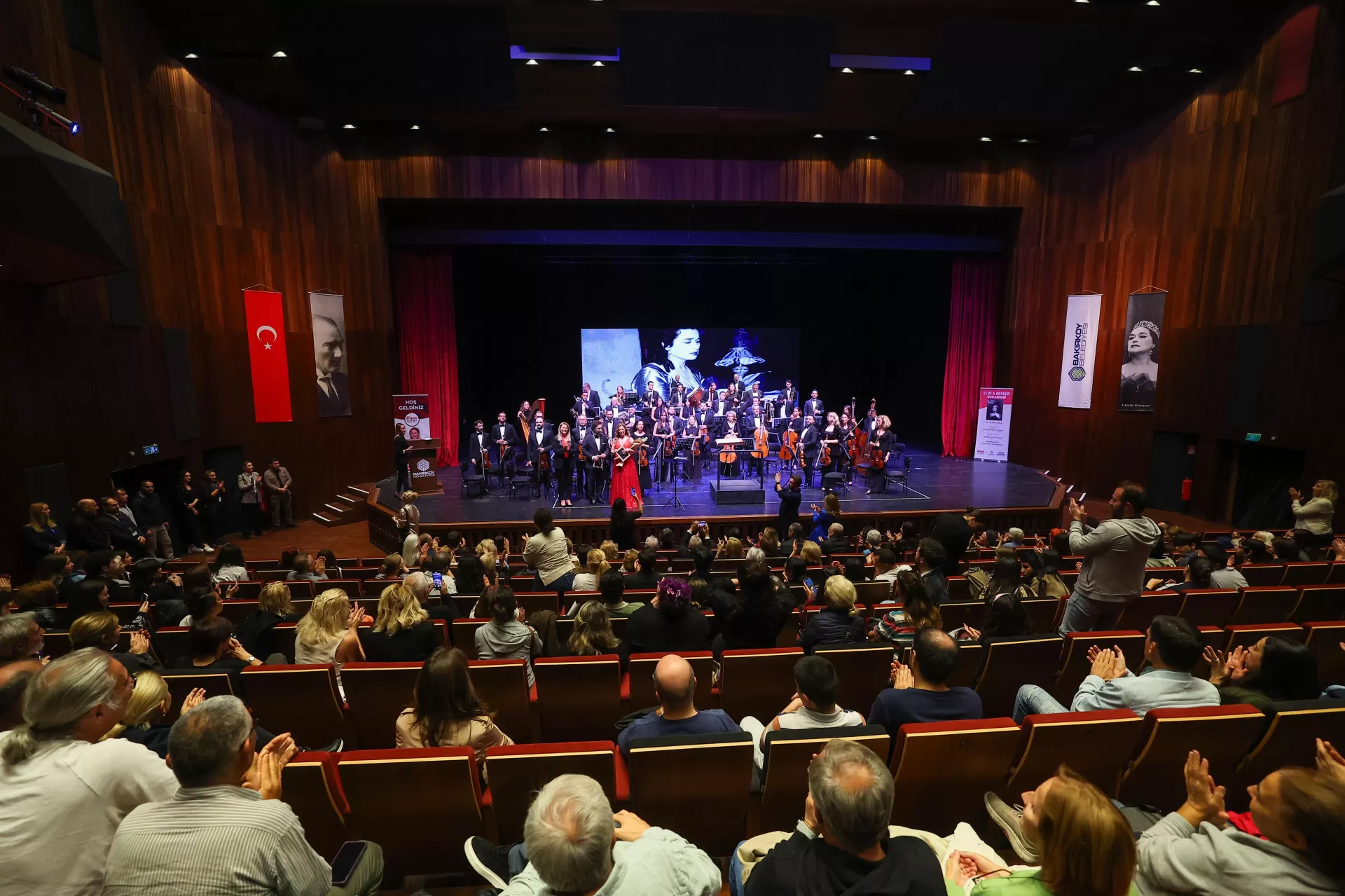 EFSANE SOPRANO LEYLA GENCER BAKIRKÖY’DE ANILDI