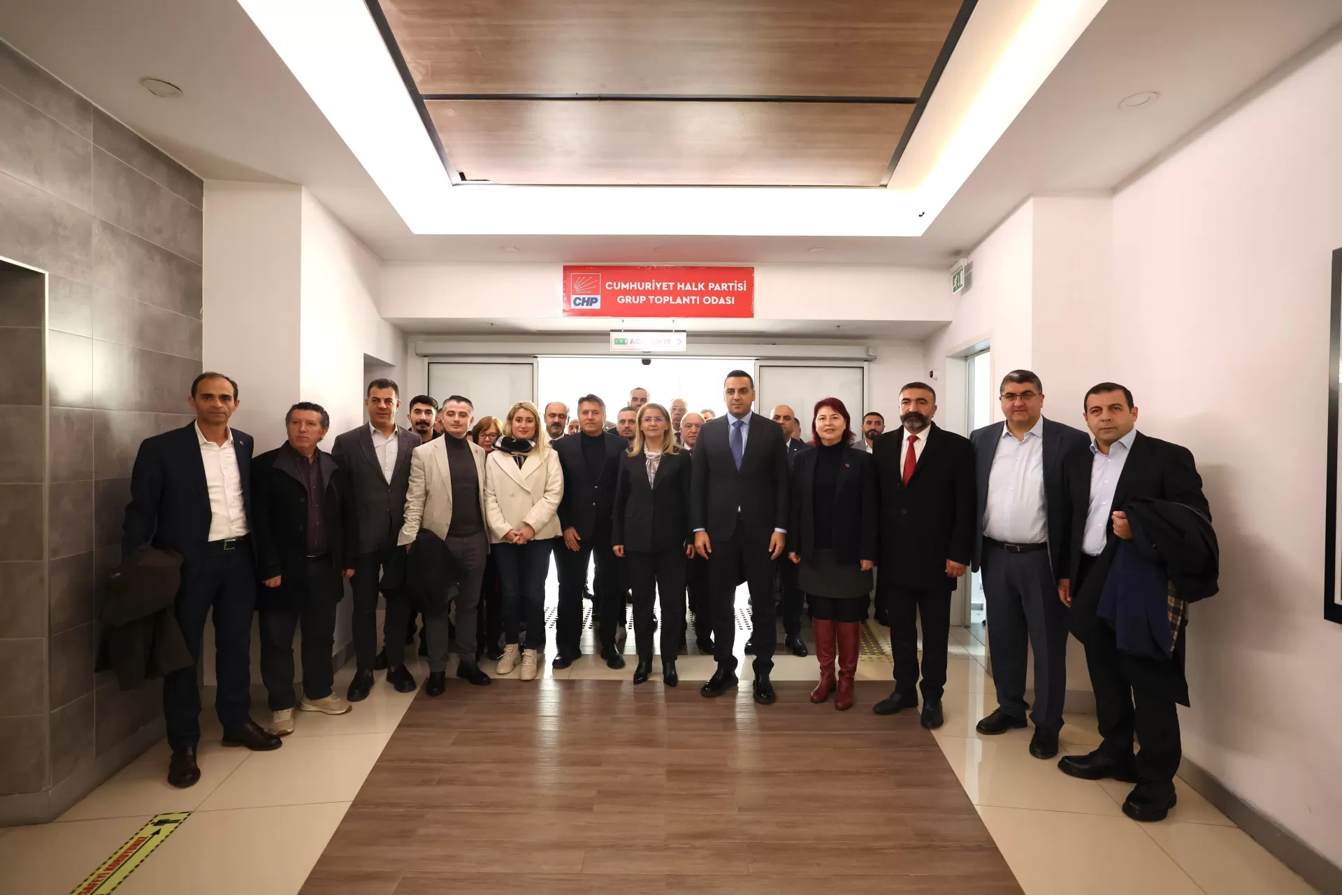 BAŞKAN OVALIOĞLU ESENYURT’TA DEMOKRASİ NÖBETİ TUTTU