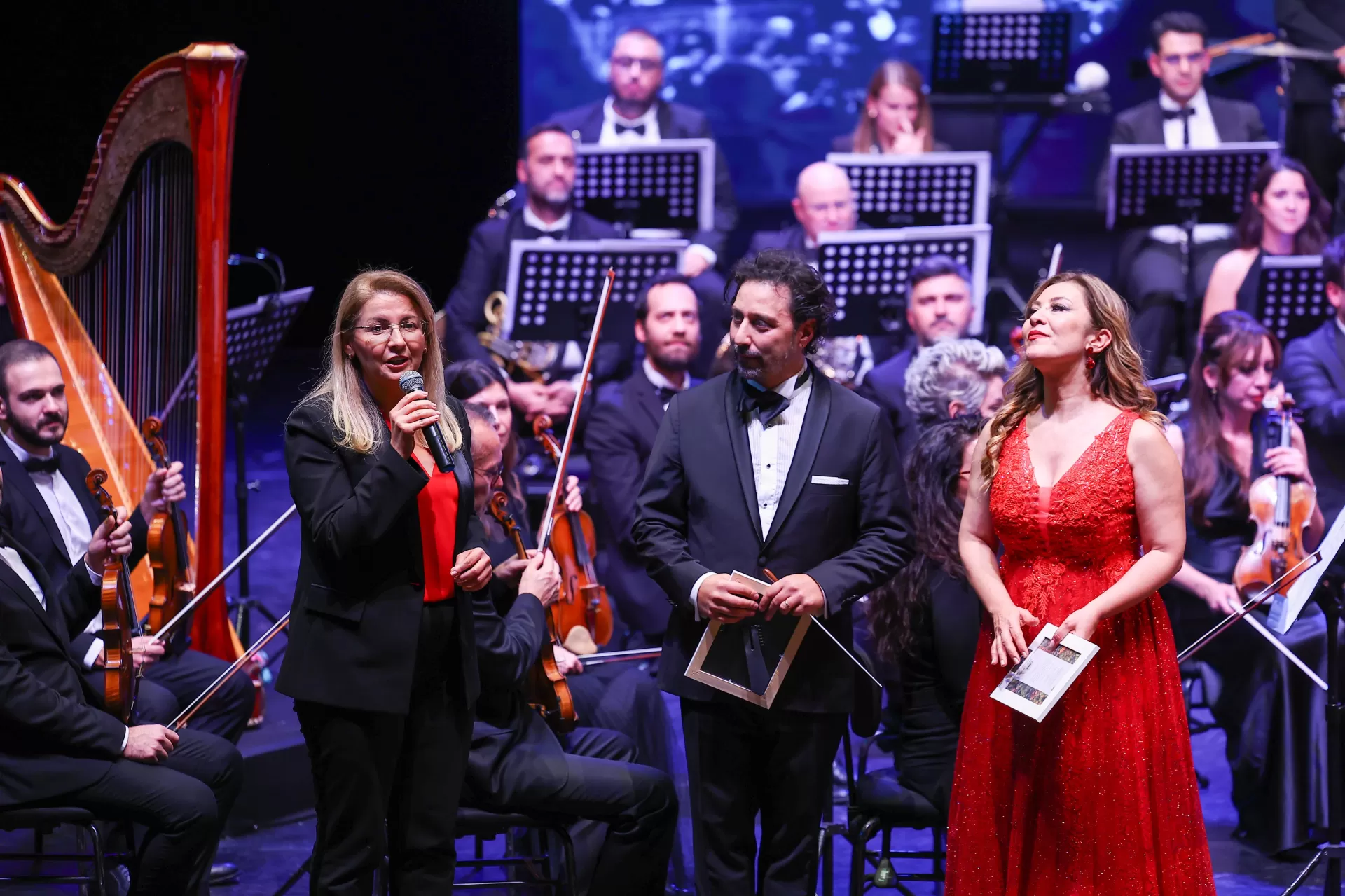 EFSANE SOPRANO LEYLA GENCER BAKIRKÖY’DE ANILDI