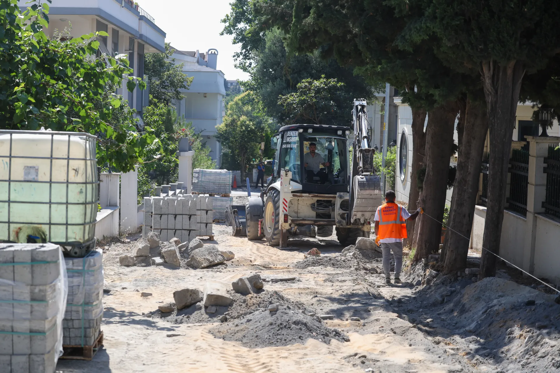 BAKIRKÖY'ÜN YOLLARI YENİLENİYOR, ALTYAPISI GÜÇLENİYOR