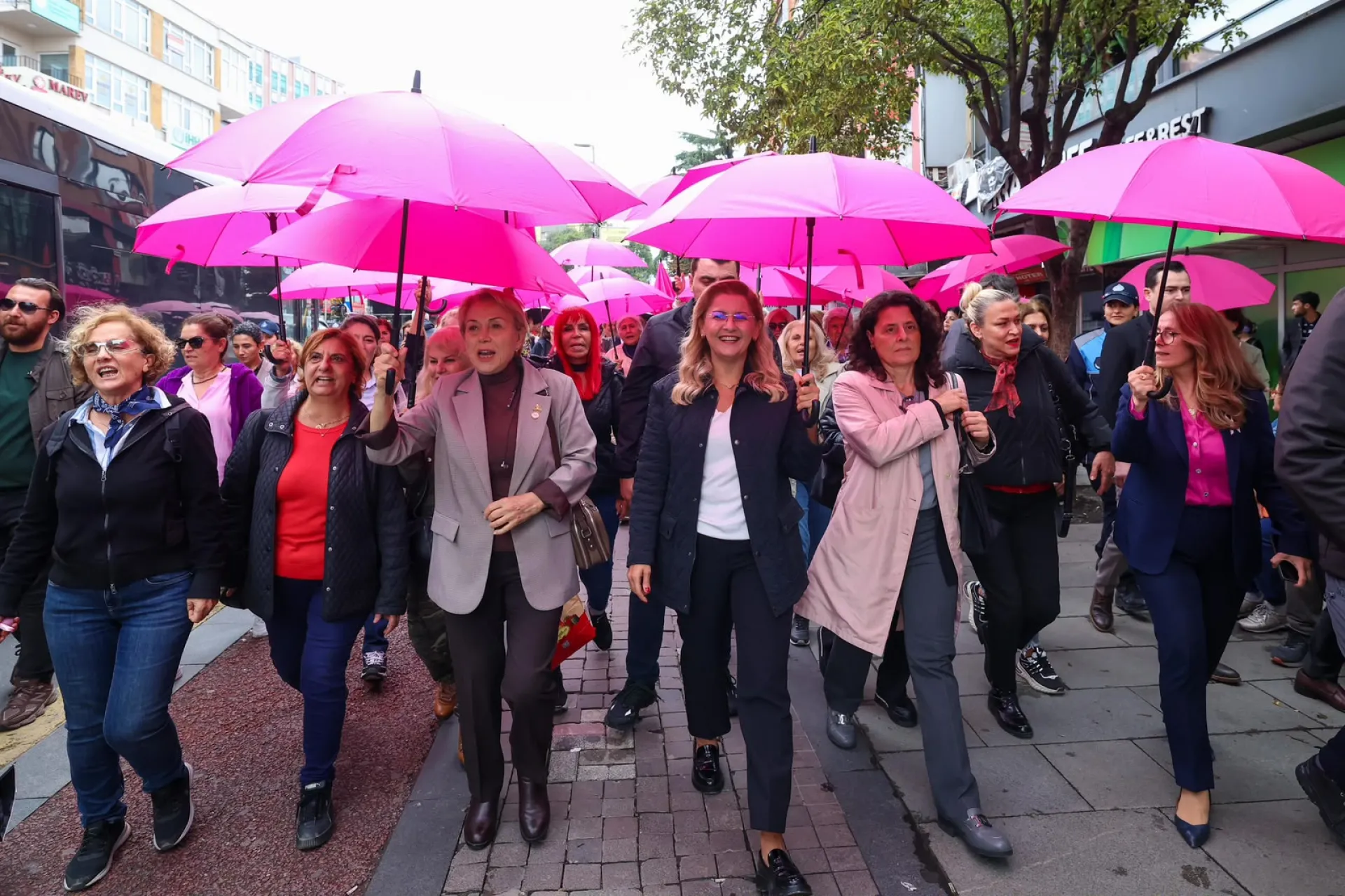 BAKIRKÖY’DE PEMBE ŞEMSİYELERLE MEME KANSERİ FARKINDALIK YÜRÜYÜŞÜ