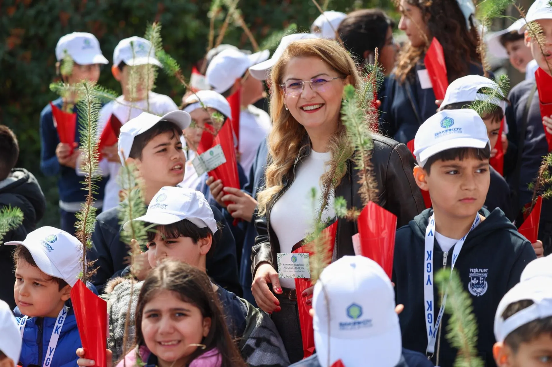 BAKIRKÖY’DE MİNİK ELLER TOPRAĞA CAN VERDİ