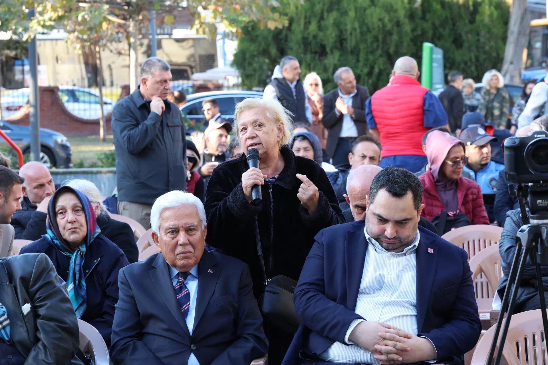 ‘EVİMİZ BAKIRKÖY MAHALLE BULUŞMALARI’ VATANDAŞLARIN SESİ OLMAYA DEVAM EDİYOR