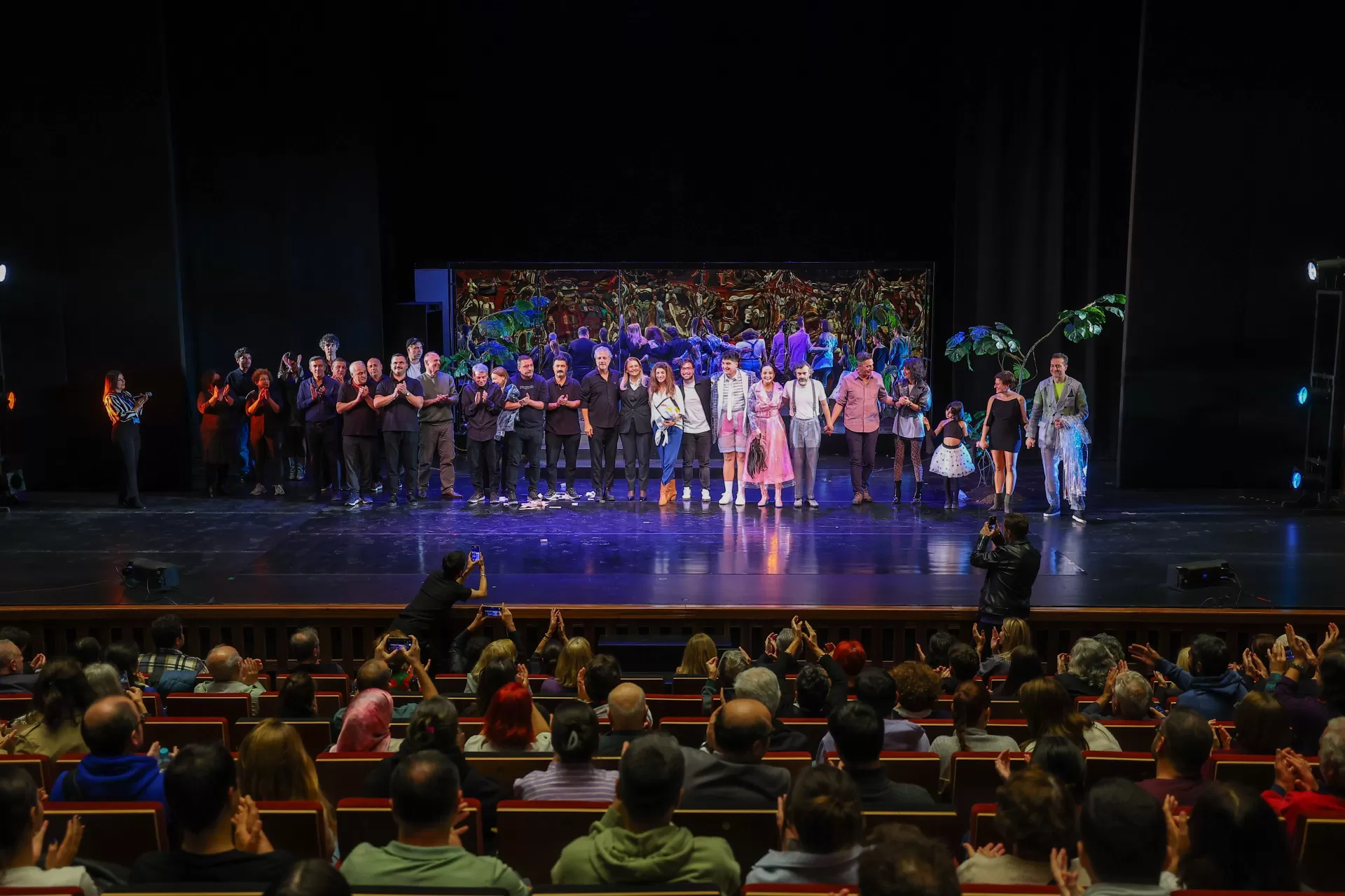 BAKIRKÖY BELEDİYE TİYATROLARI’NIN OYUNLARINDA KOLTUK GENÇLERİN