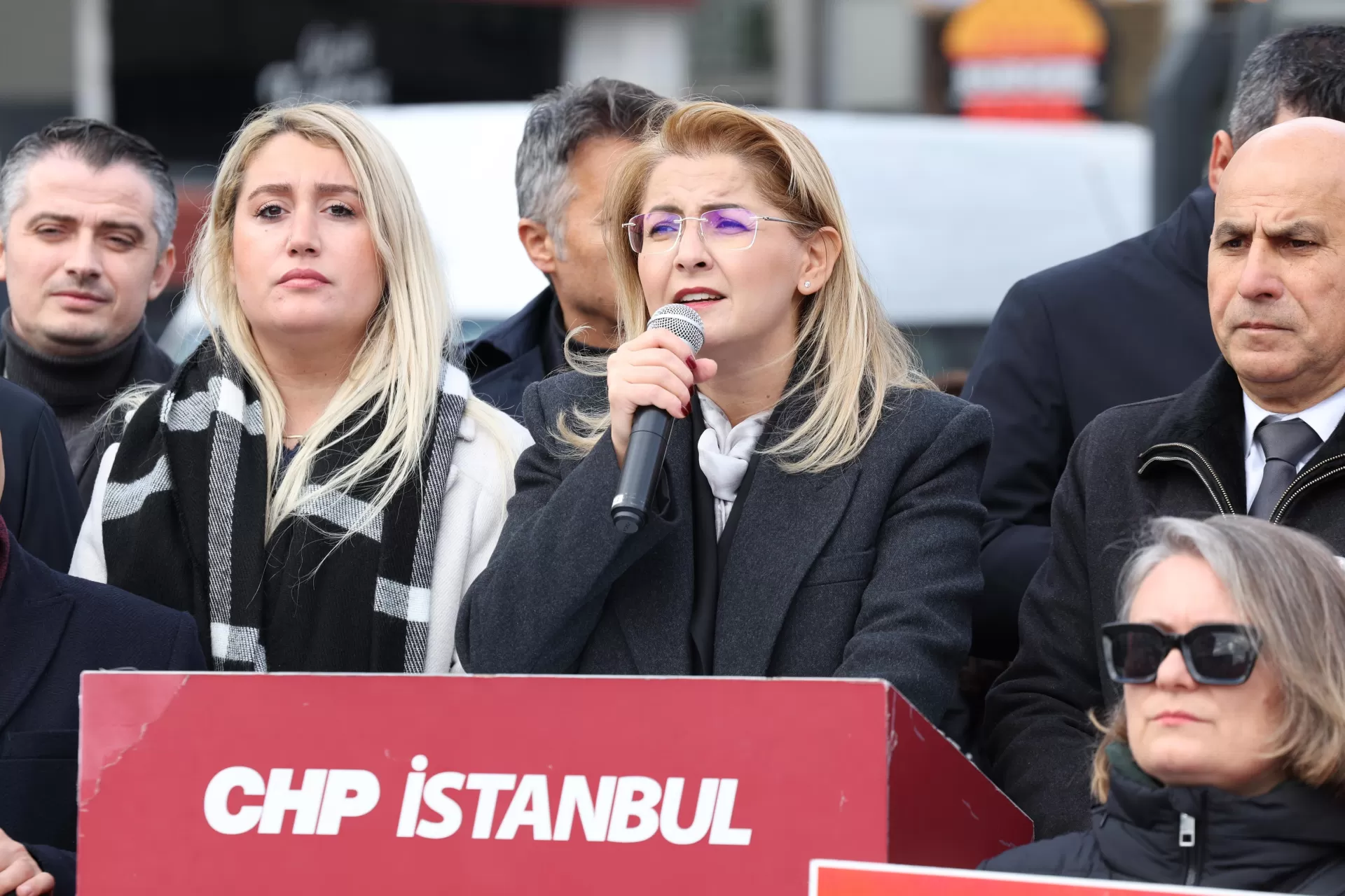 BAŞKAN OVALIOĞLU ESENYURT’TA DEMOKRASİ NÖBETİ TUTTU
