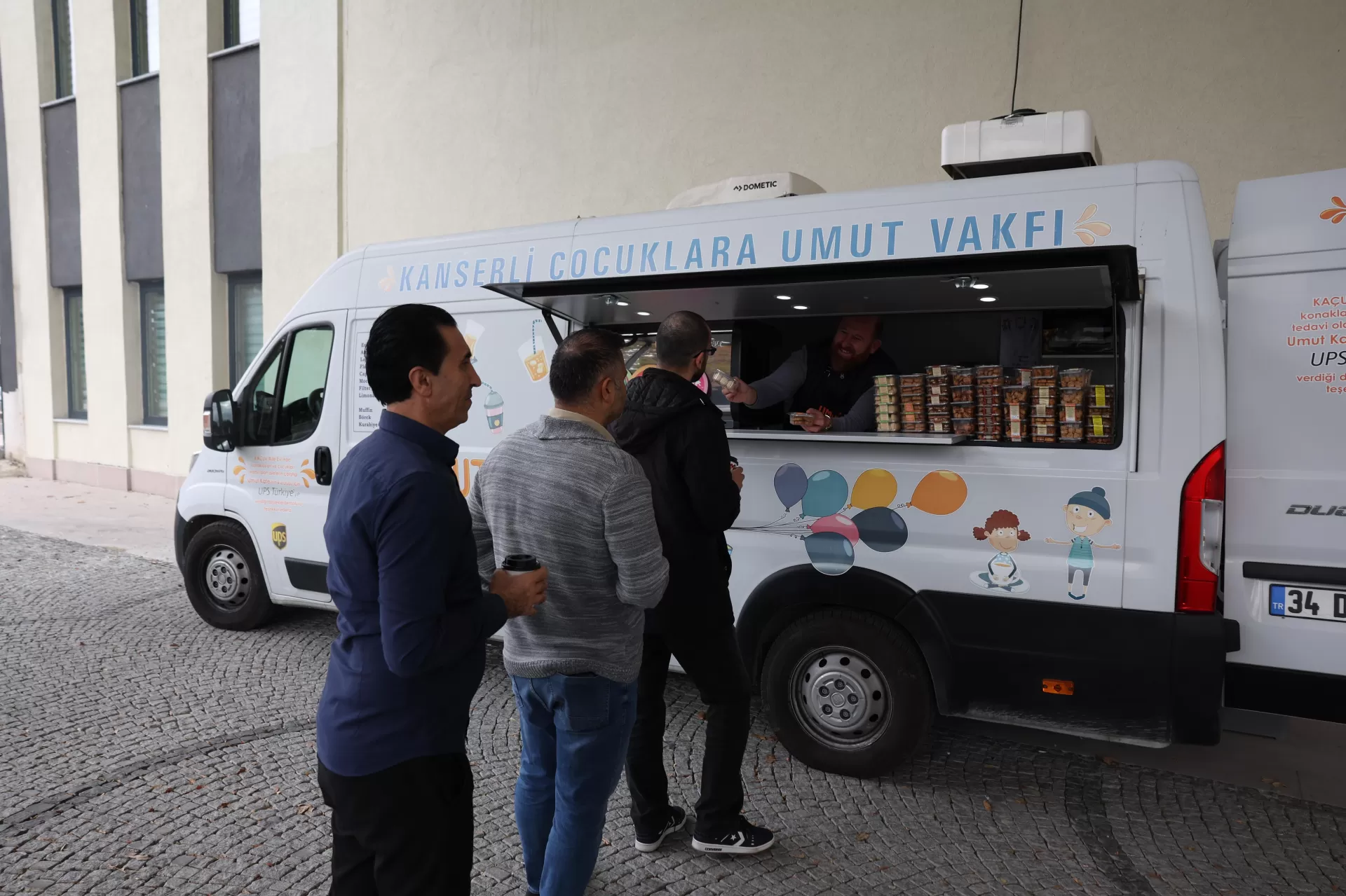 ‘UMUT KAFE’ BAKIRKÖY’DEN KANSERLİ ÇOCUKLARIN HAYATINA DOKUNUYOR