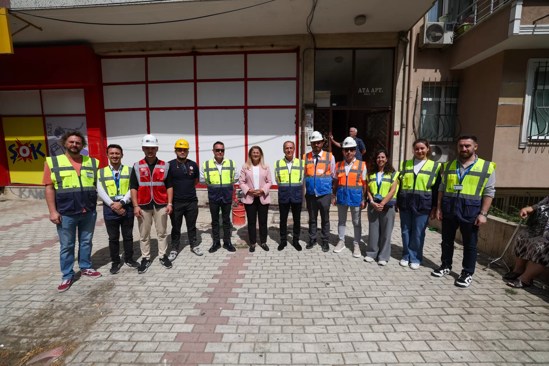 BAKIRKÖY'DEKİ BİNALARA DEPREM TESTİ