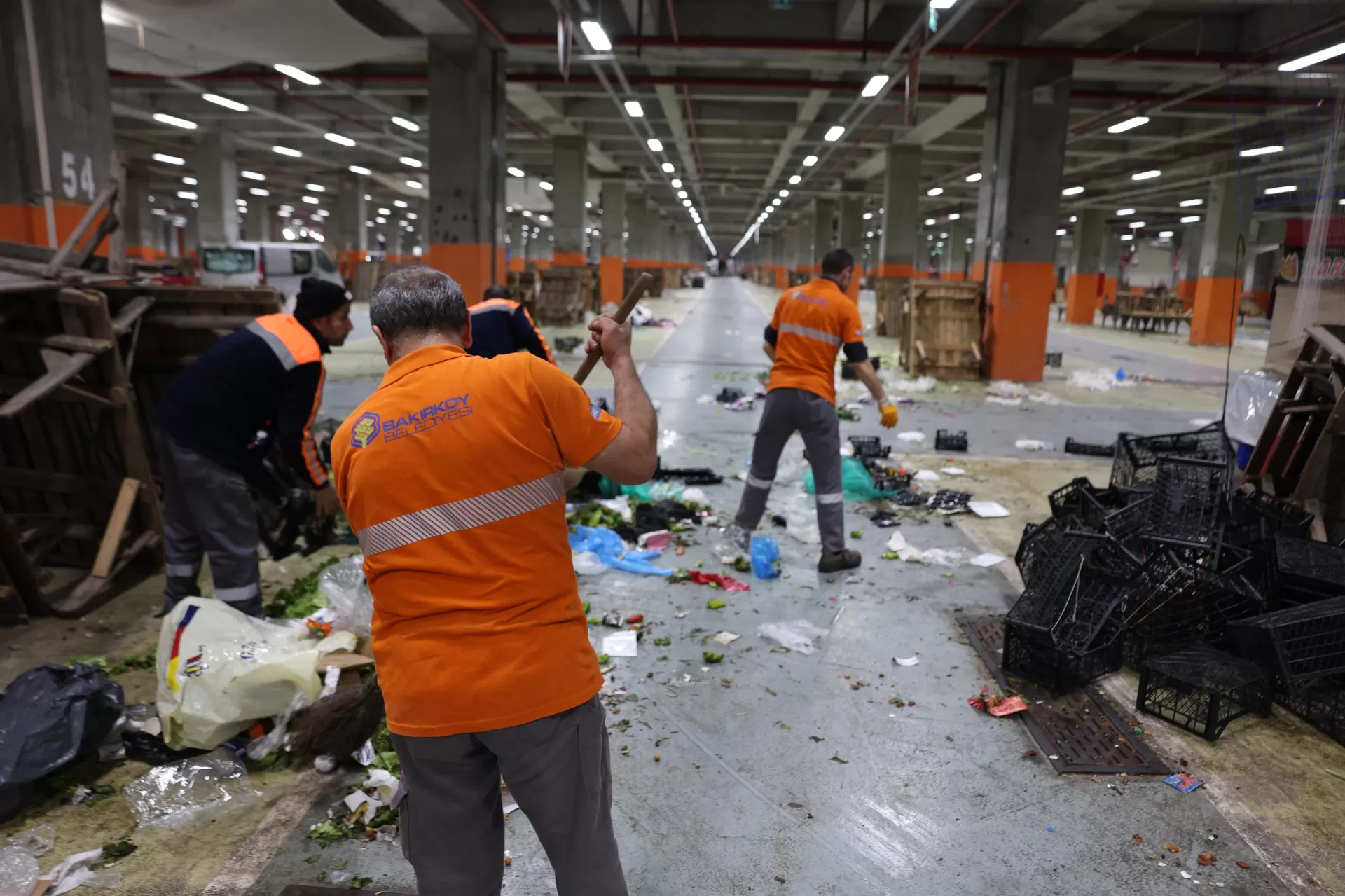 BAKIRKÖYLÜ VATANDAŞLAR TERTEMİZ ALANLARDA ALIŞVERİŞ YAPIYOR
