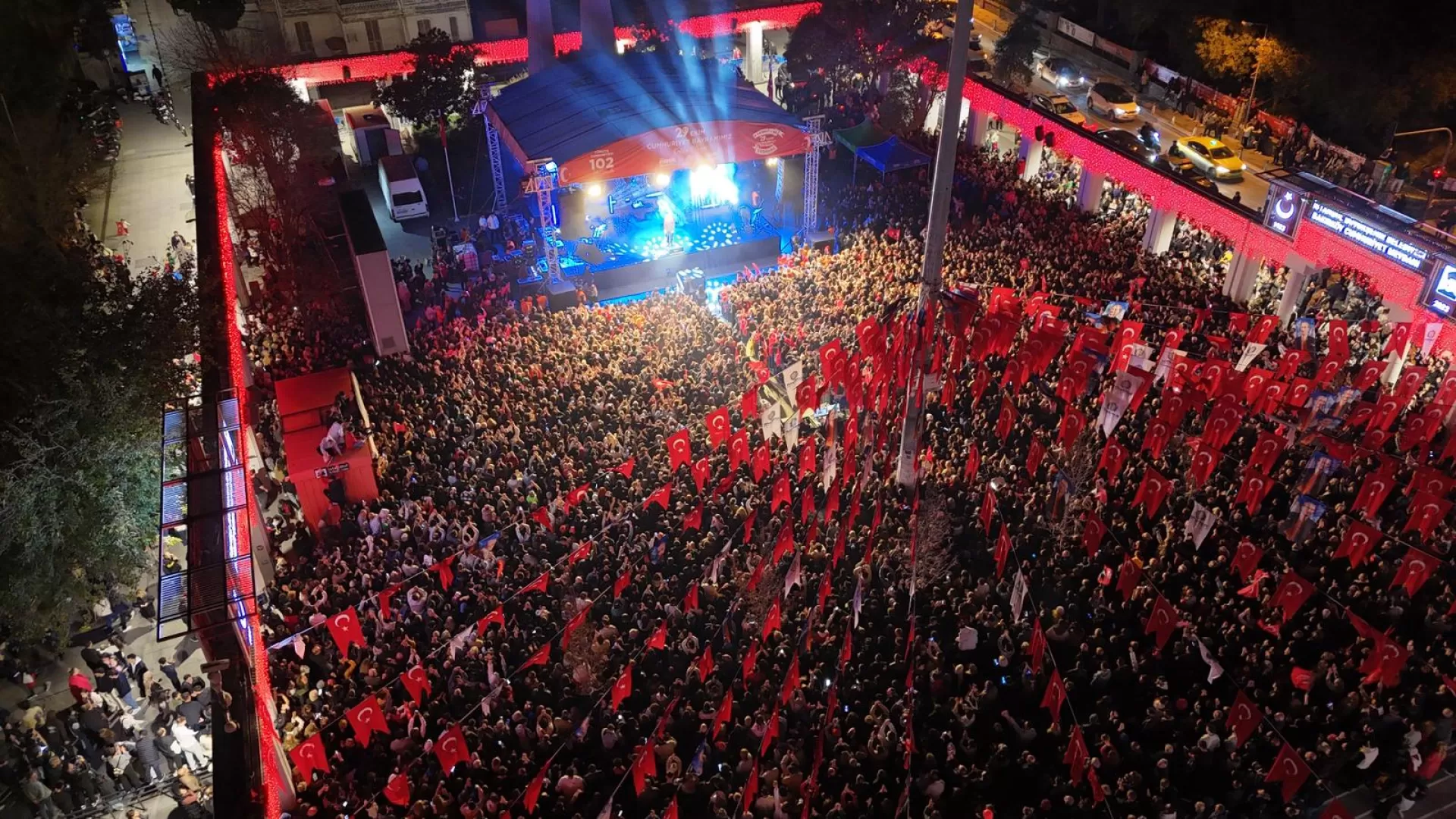 BAKIRKÖY’DE CUMHURİYET COŞKUSU KORAY AVCI KONSERİ İLE TAÇLANDI