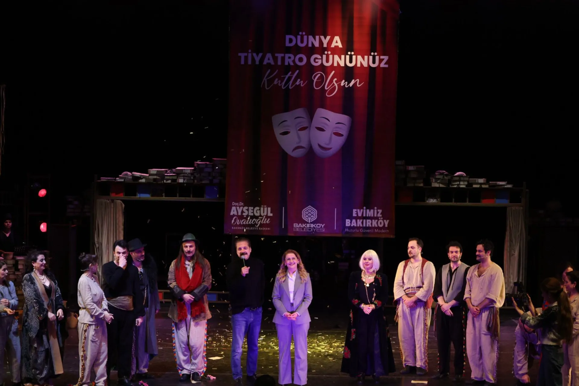 DÜNYA TİYATRO GÜNÜNDE SAHNE ÇİÇEK BAHÇESİNE DÖNDÜ