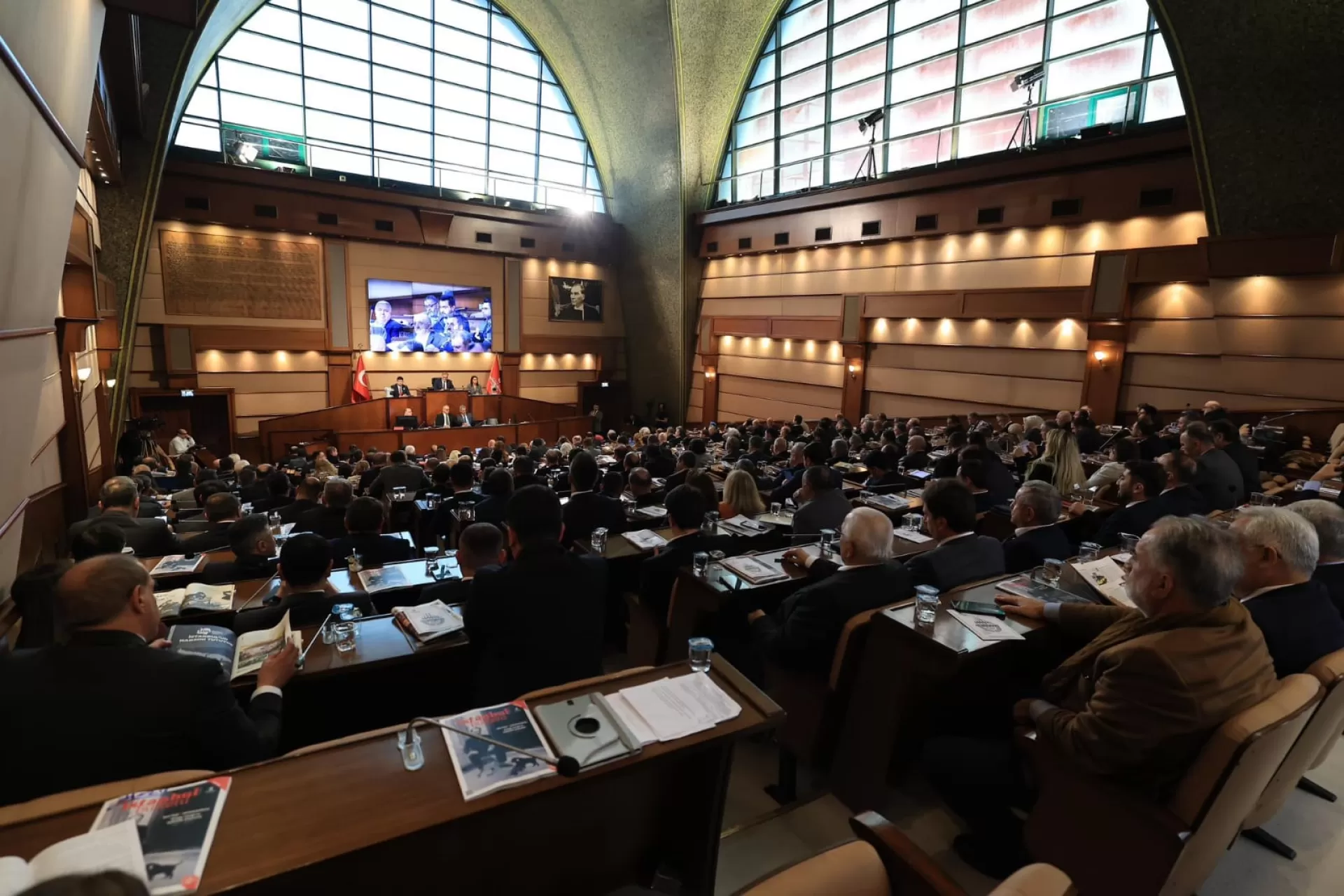 BAŞKAN OVALIOĞLU 25 BELEDİYE BAŞKANI ADINA KONUŞTU: İKTİDAR YÜRÜYÜŞÜMÜZDEN GERİ ADIM ATMAYACAĞIZ