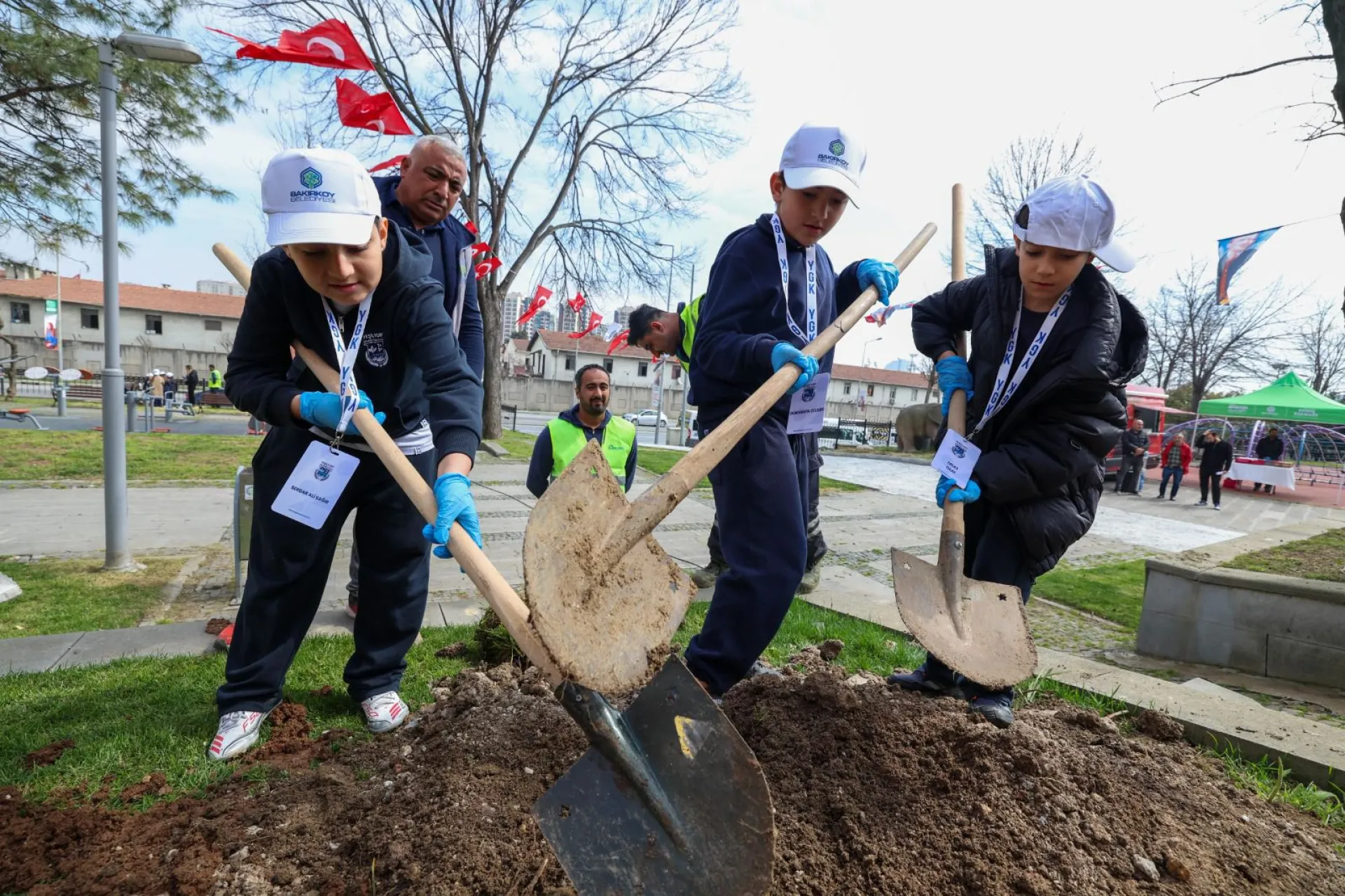 BAKIRKÖY’DE MİNİK ELLER TOPRAĞA CAN VERDİ