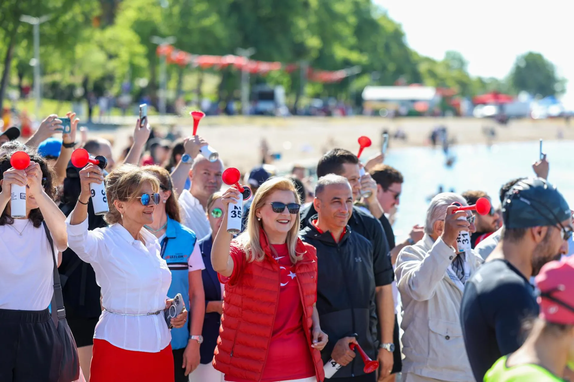 FLORYA SAHİLİ’NDE NEFES KESEN TRİATLON HEYECANI