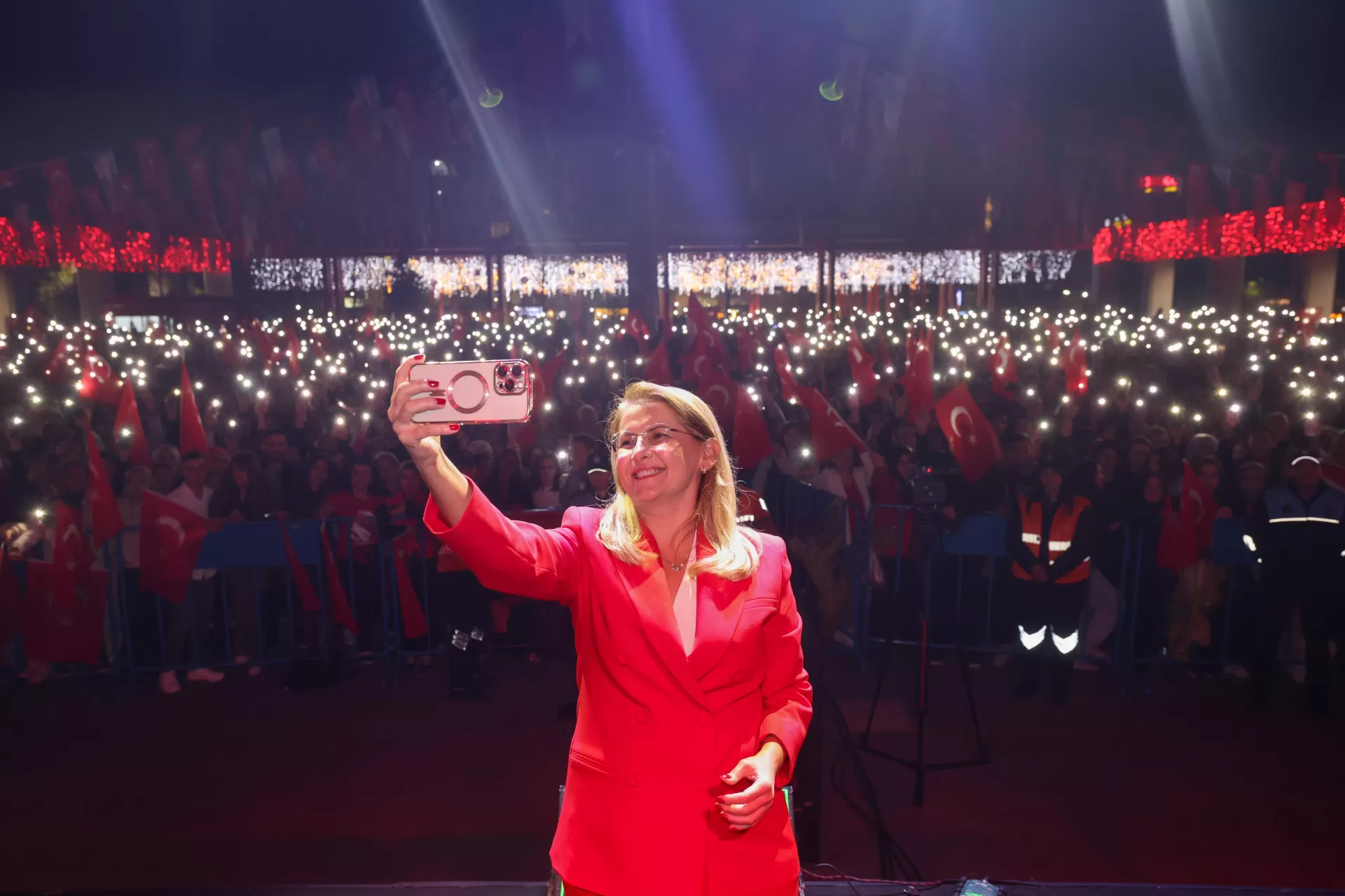 BAKIRKÖY’DE CUMHURİYET COŞKUSU KORAY AVCI KONSERİ İLE TAÇLANDI