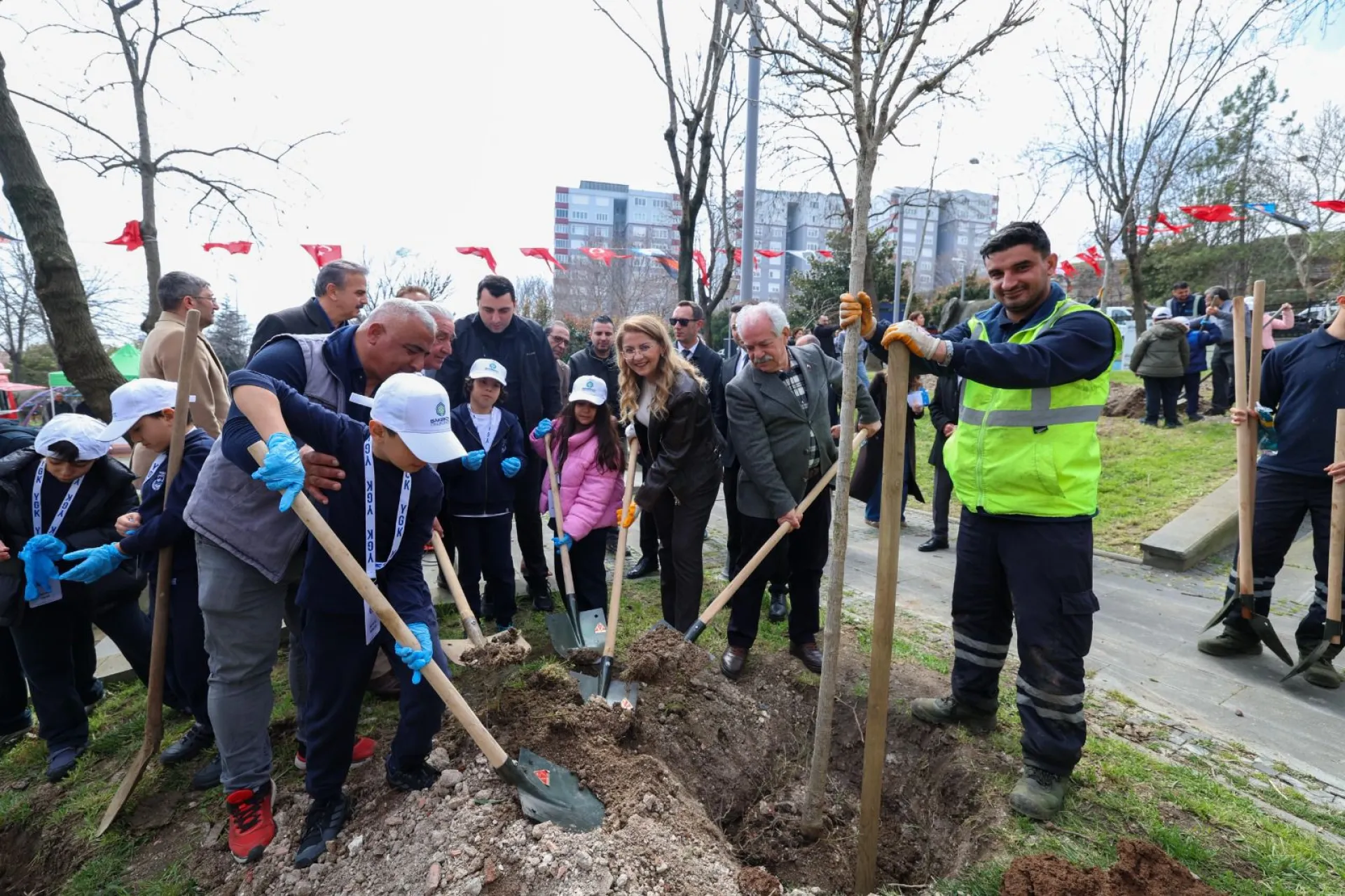 BAKIRKÖY’DE MİNİK ELLER TOPRAĞA CAN VERDİ
