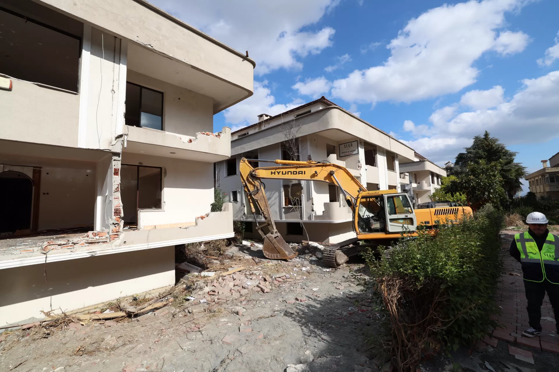 BAKIRKÖY’DE RİSKLİ BİNALAR GÜVENLİ HALE GELİYOR
