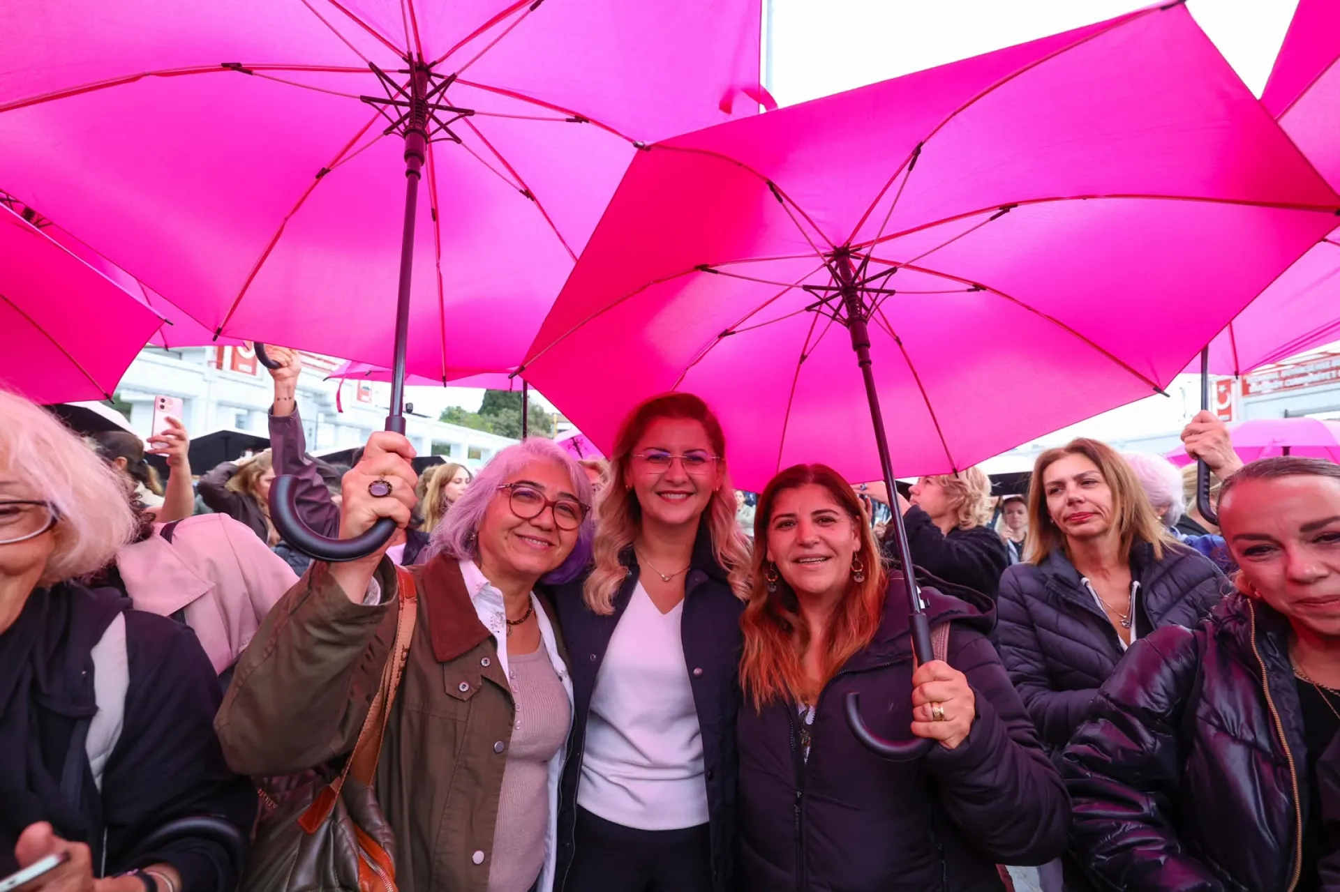 BAKIRKÖY’DE PEMBE ŞEMSİYELERLE MEME KANSERİ FARKINDALIK YÜRÜYÜŞÜ